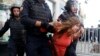 Полиция напала на участницу акции. Москва, 27 июля 2019 года