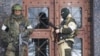 Вооруженные люди в масках в центре Луганска. 22 ноября 2017 года.
