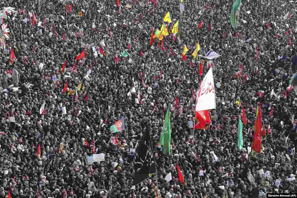Qindra mijëra persona të mbledhur në Sheshin e Revolucionit, tri ditë pasi Soleimani është vrarë në rrugë drejt aeroportit të Bagdadit. Kortezhi i funeralit të Soleimantit është thënë se ka qenë më i madhi në Iran prej vdekjes së themeluesit të Republikës Islamike, Ayatollah Ruhollah Khomeini.