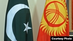 Флаг Кыргызстана и Пакистана. 