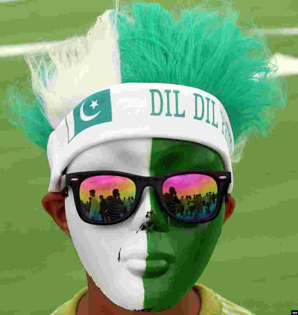 A Pakistani boy wears a mask in the national colors during a ceremony marking Pakistan's Independence Day in Karachi on August 14. (epa/Rehan Khan)