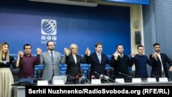 Участники пресс-конференции запустили флешмоб в поддержку украинских моряков