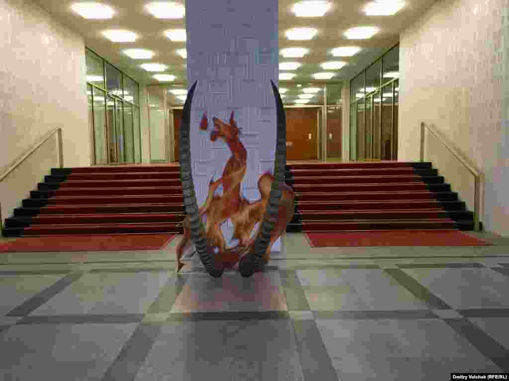 Инсталляция Кати Новицковой из Амстердама призвана напомнить, что общество всегда поклоняется &quot;росту, статусу, богатству, иерархии и огню&quot;. В здании Европейской школы менеджмента эти рога похожи на капище какого-то сатанинского культа