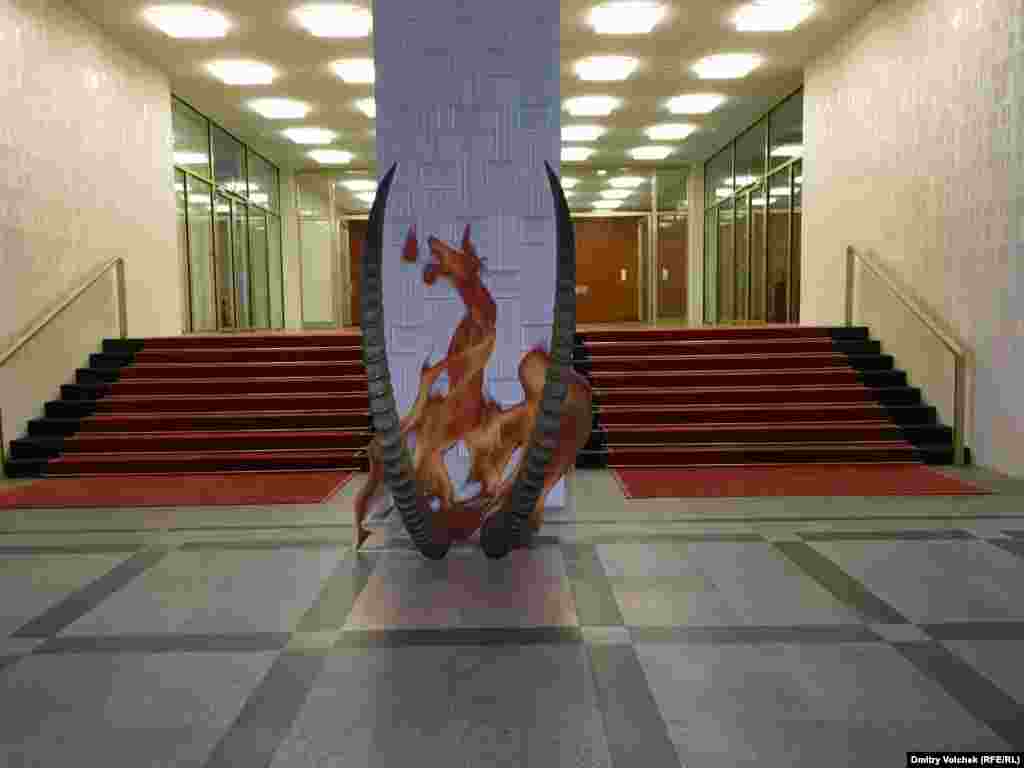 Инсталляция Кати Новицковой из Амстердама призвана напомнить, что общество всегда поклоняется "росту, статусу, богатству, иерархии и огню". В здании Европейской школы менеджмента эти рога похожи на капище какого-то сатанинского культа