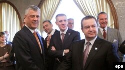 Hashim Thaci (stânga) și Ivica Dacic (dreapta), aprilie 2015