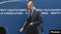 Armenia - Russian Foreign Minister Sergey Lavrov arrives for a news conference in Yerevan, 9Nov2015.