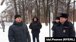 Сергей Урбан (слева) во время акции памяти Бориса Немцова