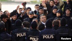 Թուրքիա - Լրագրող Նեդիմ Շեները դատարանի շենքի մուտքի մոտ, Ստամբուլ, 5-ը մարտի, 2011թ.