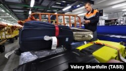 Şeremetyevo aeroportunda baqajın sıralanması