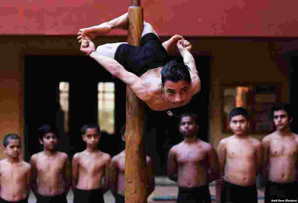 Традыцыйная індыйская гімнастыка. (Reuters/Amit Dave)