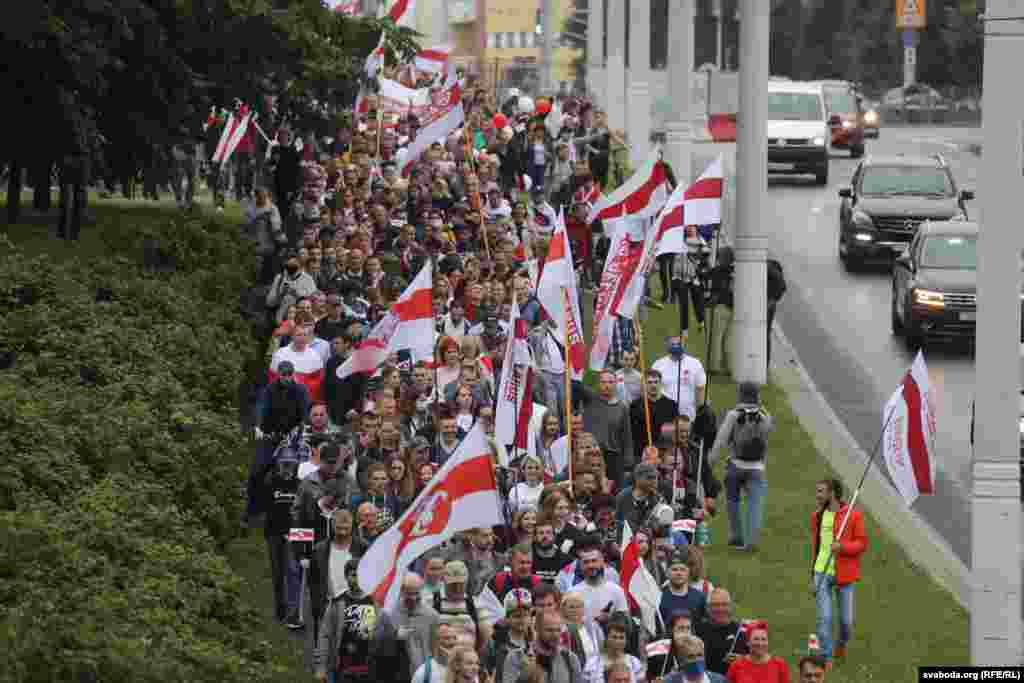 Люди направляются к площади Независимости в 15-й день протестов против президента Александра Лукашенко.