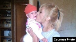 Гражданка Узбекистана Нилуфар Мамасаидова, у которой сотрудники полиции Санкт-Петербурга забрали годовалую дочь Манижу. Фото агентства «Фергана».