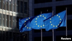 Flamujt e BE-së të vendosur pranë selisë së Komisionit Evropian në Bruksel. Fotografi nga arkivi.