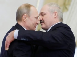 Уладзімір Пуцін і Аляксандар Лукашэнка падчас сустрэчы, на якой быў вырашаны газавы канфлікт, які доўжыўся з пачатку 2016 году, Санкт-Пецярбург, 3 красавіка, 2017