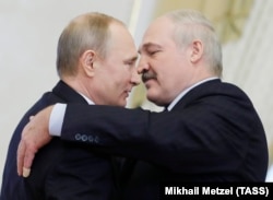 Russian President Vladimir Putin (left) and Lukashenka in St. Petersburg on April 3.
