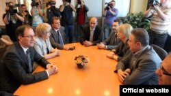 Лидерите на СДСМ и на ЛДП, Бранко Црвенковски и Андреј Жерновски ги почнаа разговорите за широка опозициска коалиција.