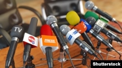 Микрофоны различных СМИ на пресс-конференции