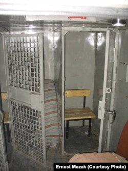 "Стакан" для заключенных в автозаке