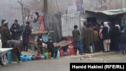 تصویر آرشیف: مردم در یک گوشه یی از کابل برای خریداری گاز مایع قطار بسته اند