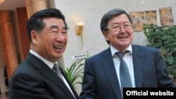 Премьер-министр Жанторо Сатыбалдиев встретился с вице-премьером Госсовета КНР Хуэем Ляньюем, 10 сентября 2012 года.