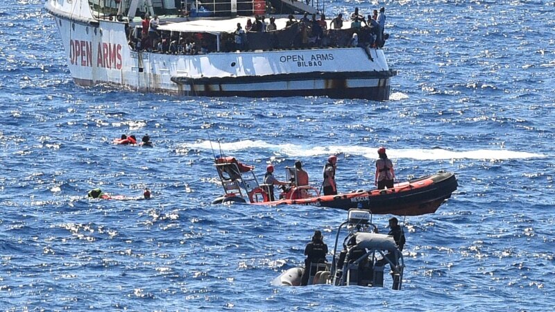 Italija: 70 migranata skočilo sa broda koji je čekao dozvolu da pristane