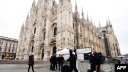 Turisti nose maske dok prolaze pored milanske katedrale, 2. mart
