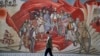 Një person kalon pranë një murali me motive shqiptare në Shkup. Foto nga arkivi.
