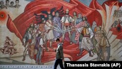 Një person kalon pranë një murali me motive shqiptare në Shkup. Foto nga arkivi.