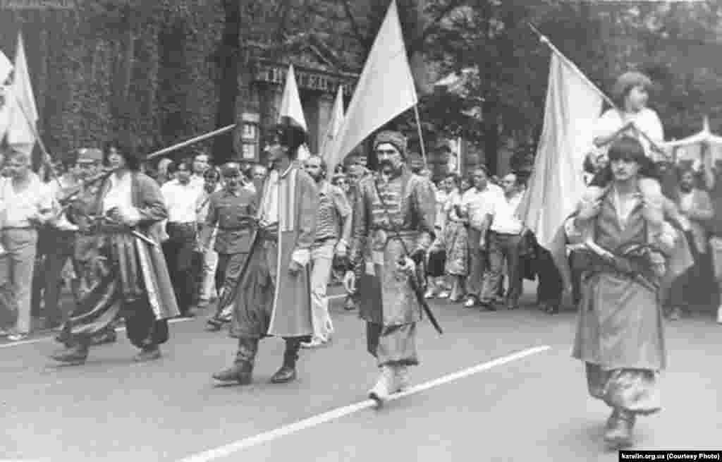 АРХІВНЕ ФОТО.&nbsp;Люди в козацьких і стрілецьких одностроях попереду колони, що несла український синьо-жовтий прапор після його освячення в Софії Київській до Київради, де він був урочисто піднятий на прапорній щоглі. Київ, 24 липня 1990 року