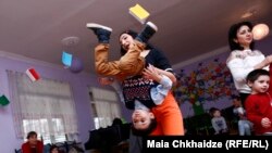 Tbilisidə balaca oğlan doğum günü məclisində hadisələrin gözlənilməz dönüsündən həyəcanlı görünür. Maia Chkhaidze-nin fotosu