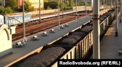 Вагони з вугіллям на залізничному вокзалі у Луганську