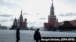 Russia -- Russian police officers patrol on the nearly-deserted Red Square in Moscow, April 6, 2020