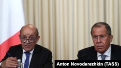 Министр иностранных дел Франции Жан-Ив Ле Дриан и министр иностранных дел России Сергей Лавров (справа)