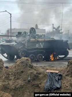 Підбита під час боїв за Гостомель російська бойова машина десанту (БМД-2 31-ї) ОДШБр Росії із вбитими бійцями з підрозділу. Київщина