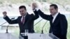 Зліва направо: прем'єр-міністр Македонії Зоран Заєв і прем'єр-міністр Греції Алексіс Ципрас після підписання історичної угоди між країнами про нову назву для КЮРМ – Північна Македонія, 17 червня 2018 року