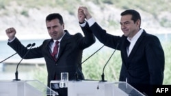 Зліва направо: прем'єр-міністр Македонії Зоран Заєв і прем'єр-міністр Греції Алексіс Ципрас після підписання історичної угоди між країнами про нову назву для КЮРМ – Північна Македонія, 17 червня 2018 року