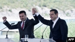 Македония премьер-министрі Зоран Заев (сол жақта) пен Грекия премьер-министрі Алексис Ципрас. Преспа көлі, 17 маусым 2018 жыл.