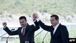 Премьер-министр Греции Алексис Ципрас (справа) и премьер-министр Македонии Зоран Заевна на озере Преспа
