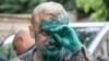 O fotografie de arhivă îl arată pe activistul anticorupție Vitali Șabunin după ce a fost stropit cu o substanță antiseptică în 2018.