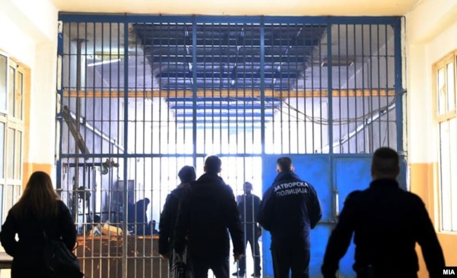 Pripadnici snaga bezbednosti Makedonije počinili su različite zloupotrebe, uključujući prekomernu upotrebu sile od strane policije i zatvorskih čuvara, upozorava Stejt dipartment (na fotografiji detalj iz zatvora u Skoplju)