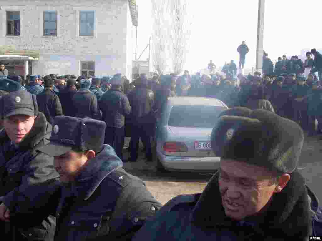 Оппозиция өкүлдөрү тартип бузган топту райондун башчысы жетектегенин айтууда - Kyrgyzstan - leader of opposition party "Ata Meken" Omurbek Tekebaev during the meeting with local population of Talas region. 16Jan2009