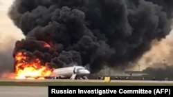 Пасажирський літак охоплений вогнем в аеропорті «Шереметьєво» столиці Росії, який здійснив аварійну посадку. Москва, 5 травня 2019 року 