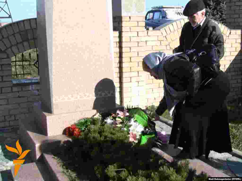 Друзья Заманбека Нуркадилова возложили цветы к его могиле. Алматы, 12 ноября 2010 года.