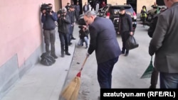 Премьер-министр Армении Никол Пашинян принимает участие в общегосударственном субботнике, 23 марта 2019 г.