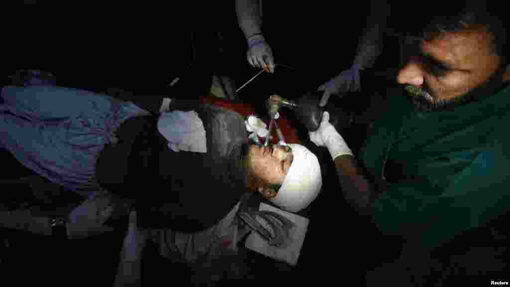Antipolio worker Hilal Khan receives treatment at a Peshawar hospital after he was shot and gravely injured by unidentified gunmen on December 19. (Reuters/Khuram Parvez)
