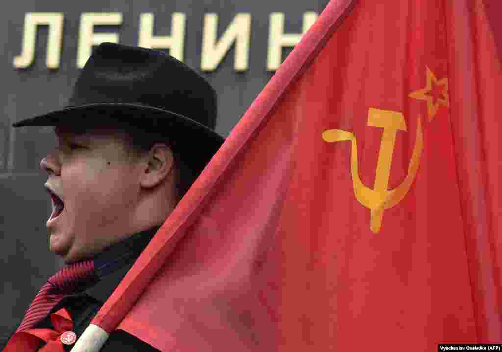 Kyrgyz communist supporters gather in front of the Soviet Union founder Vladimir Lenin monument in Bishkek on November 7. (AFP/Vyacheslav Oseledko)