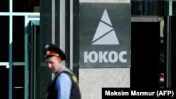 Curtea Supremă olandeză a retrimis dosarul Iukos la rejudecare și a anulat amenda de 50 de miliarde de dolari dată Rusiei, care a destructurat compania și i-a confiscat activele pentru a-l pedepsi pe adversarului președintelui Putin, magnatul petrolului Mihail Hodorkovski.