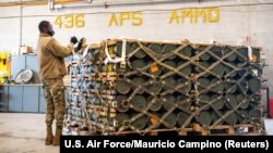 ამერიკელი სამხედრო ამზადებს საბრძოლო მარაგით სავსე ყუთებს უკრაინაში გასაგზავნად დოვერის სამხედრო-საჰაერო ბაზაზე, 21 იანვარს. აშშ-ის საელჩომ კიევში 22 იანვარს განაცხადა, რომ უკრაინაში აშშ-დან დაახლოებით 90 ტონა იარაღი შევიდა დახმარების სახით.