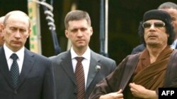 Russian Prime Minister Vladimir Putin (left) and Libyan leader Muammar Qaddafi (right) at the signing of an agreement in Tripoli in April 2008