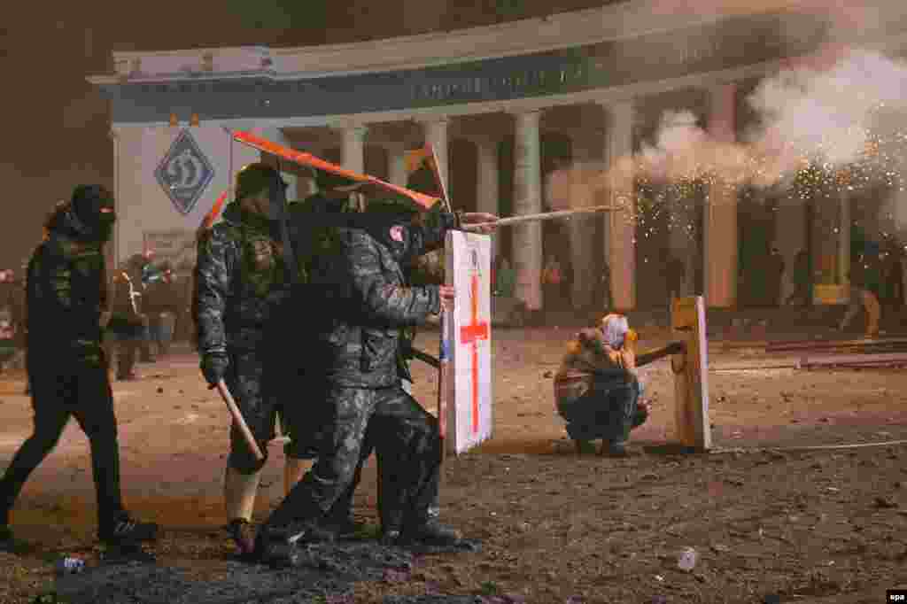 Столкновения происходят на улице Грушевского, на площадке перед входом на ситадион &quot;Динамо&quot; имени Лобановского